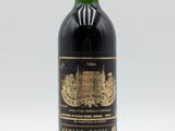 une bouteille de vin posée sur une table