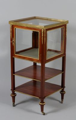 une photo d'une vitrine en bois et en verre montée sur roulettes