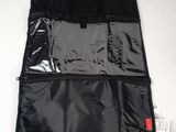 un sac posé sur une table
