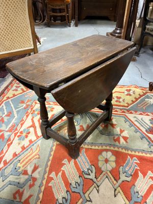une petite table avec un plateau en bois sur un tapis