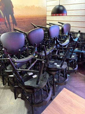un grand nombre de chaises dans une pièce