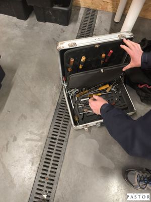 un homme qui ouvre un coffret à outils