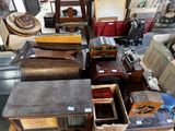 une pièce remplie de nombreux meubles de toutes sortes