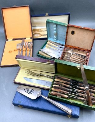 plusieurs types d'argenterie dans un coffret