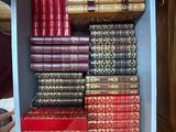 de nombreux livres dans une boîte bleue posée sur une table