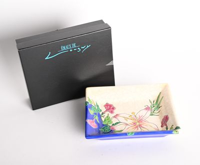une boîte ornée d'un motif floral à côté d'une autre boîte ornée d'un motif floral