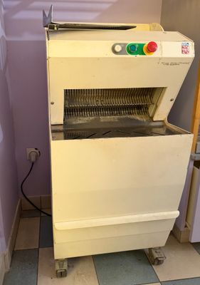une machine qui se trouve dans le coin d'une pièce
