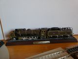 une maquette de train posée sur une table à côté d'un clavier