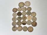 plusieurs types de pièces de monnaie sont disposés sur une surface blanche