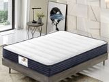 un lit sur lequel est posé un matelas dans une pièce