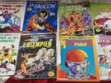 beaucoup de bandes dessinées sur la table