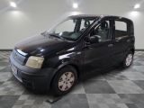 la photo d'une petite camionnette noire garée dans un garage