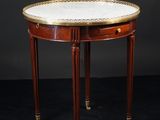 une image représentant une petite table avec un plateau en marbre sur fond noir
