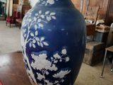 un vase bleu posé sur une table dans une pièce