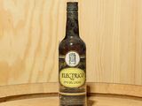 une bouteille de bière posée sur un tonneau en bois