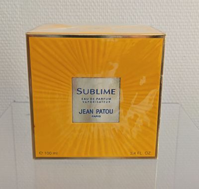 un flacon de parfum posé sur une table en verre