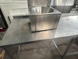 une machine posée sur une table dans une pièce
