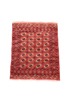 un tapis rouge sur fond blanc