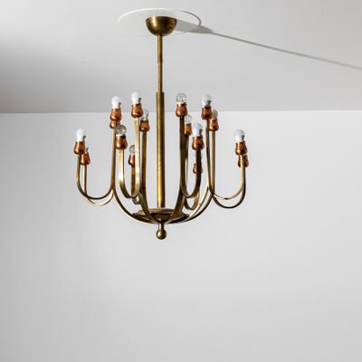 une image représentant un lustre à six lumières suspendu au plafond