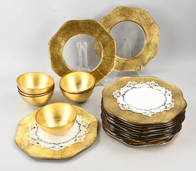 beaucoup d'assiettes et de bols en or sur la table
