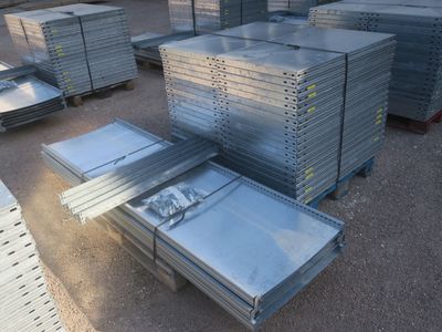 de nombreuses piles de tôles d'acier empilées les unes sur les autres