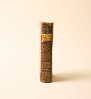 un vieux livre posé sur une surface blanche