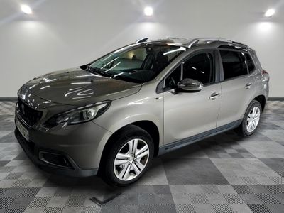 la voiture grise est garée dans le garage sur le sol en damier