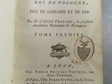 un livre ouvert sur lequel figure l'image d'un bateau