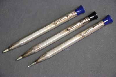 trois stylos posés les uns à côté des autres sur une table