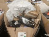 une boîte remplie de téléphones portables de toutes sortes et d'autres objets