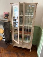 VITRINE en stratifié ouvrant par deux portes en verre