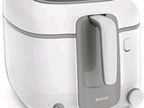 un grille-pain blanc et gris sur fond blanc