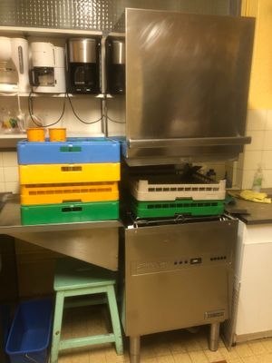 une cuisine équipée d'une cuisinière, d'un évier et d'un lave-vaisselle