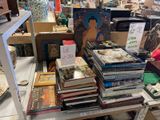 de nombreux livres sur une étagère dans un magasin