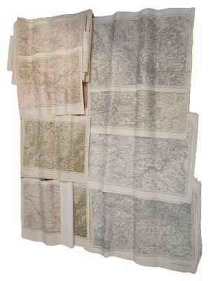 de nombreuses serviettes accrochées au mur, ornées de cartes