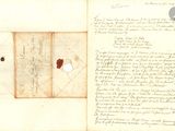un vieux document sur lequel se trouve une feuille de papier au-dessus et une autre en dessous
