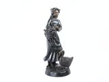 statue d'une femme portant un panier de fleurs sur la tête