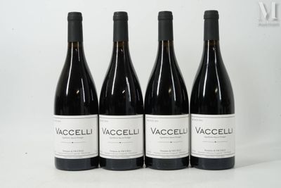 trois bouteilles de vin sont alignées sur une surface blanche