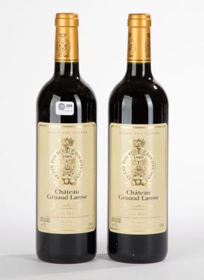 deux bouteilles de vin posées l'une à côté de l'autre sur une surface blanche
