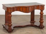 une table en bois avec un plateau en marbre, posée sur un sol carrelé