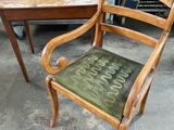 une chaise placée à côté d'une table