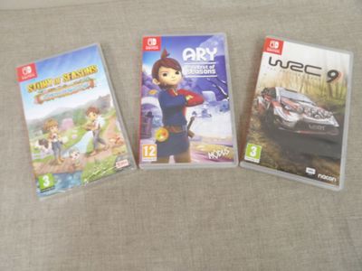 trois jeux Nintendo Wii posés les uns à côté des autres sur un canapé
