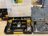 une boîte à outils contenant des outils, posée sur un établi dans un atelier