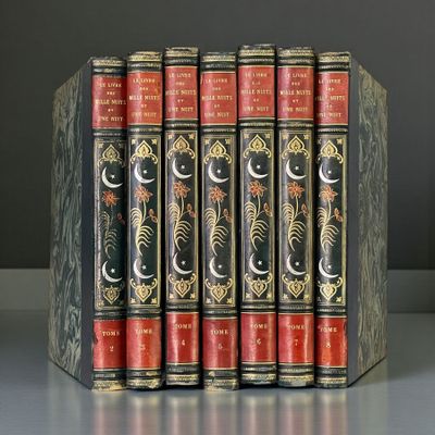 cinq livres posés sur une table