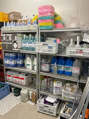 une pièce dont les étagères sont remplies de produits d'entretien