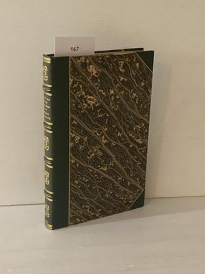 un livre posé sur une table