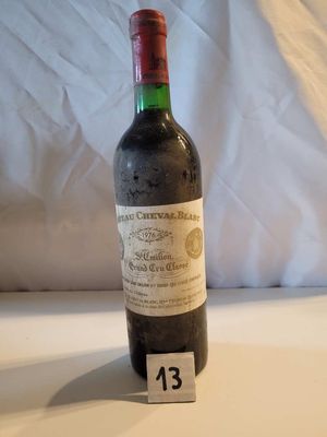 une bouteille de vin posée sur une table