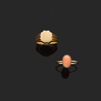 une bague en or et corail et une bague en or et corail
