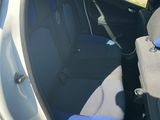 un siège à l'arrière d'une voiture dans laquelle se trouve une valise