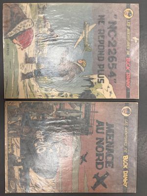 Voici deux livres posés sur une table